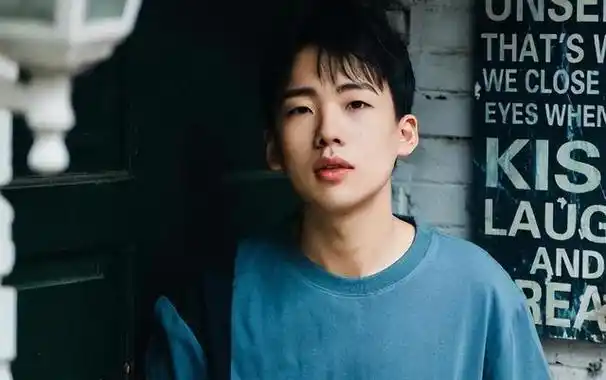 在郭麒麟年仅四岁的那年,郭德纲与他的前妻胡中惠最终走向了各自的