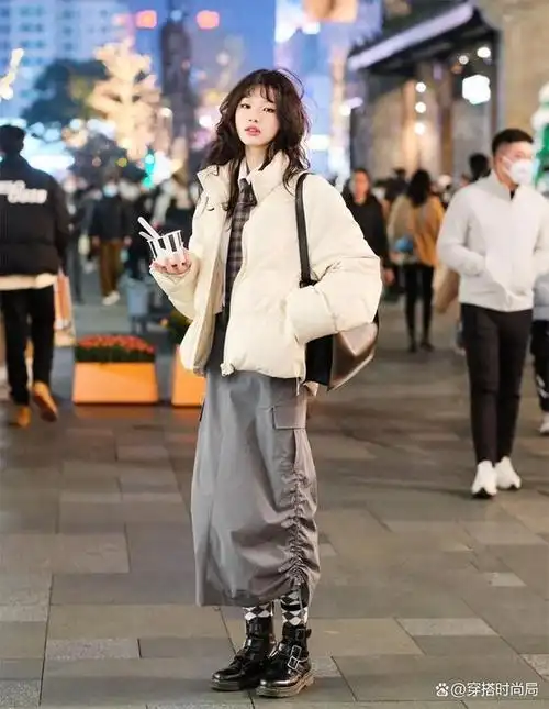 成都女生真会穿,简单普通的羽绒服,靠时尚搭配打造高回头率