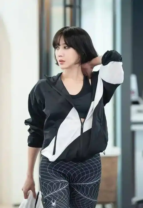 《顶楼2》李智雅在健身房被发现,朴恩硕用怀疑的眼神开始监视_罗爱乔