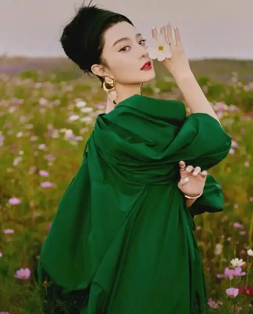 私服出众的白百何,穿上绿色吊带长裙,却翻车了,宛如孕妇.