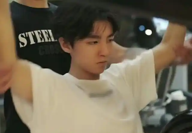 王俊凯正健身突然一双手伸向他的胸肌露出正脸粉丝表示原谅你