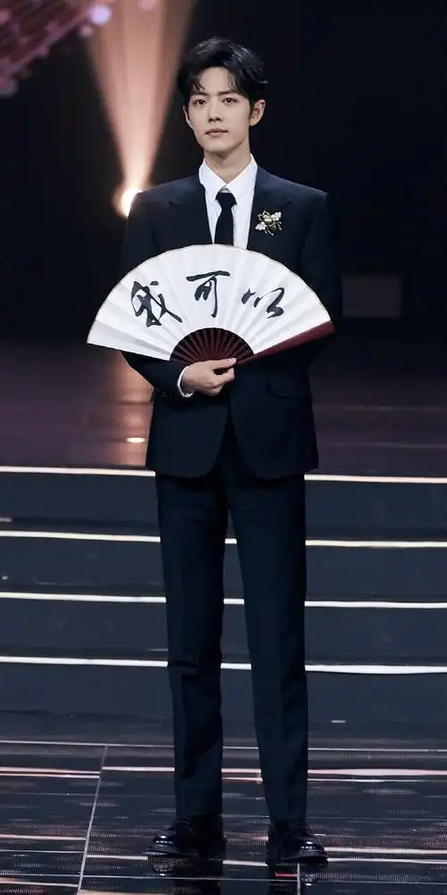 肖战超话#肖战#xz#正能量偶像肖战#肖战全身照@x玖少年团肖战daytoy"