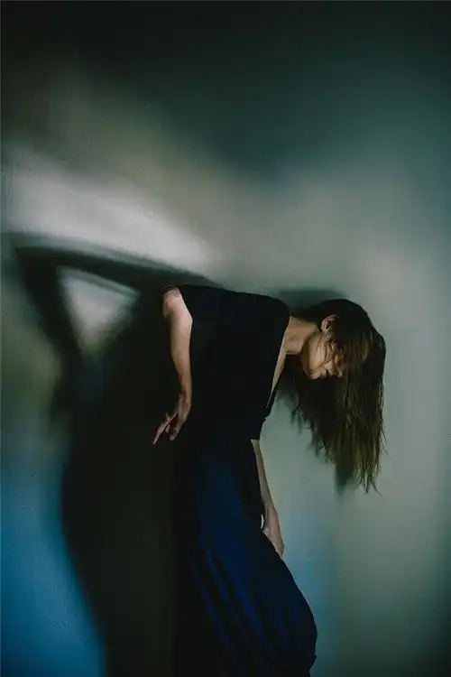 记录蓝调的忧郁时刻内心宁静的唯美肖像