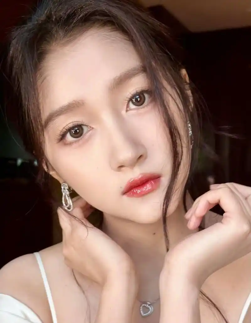 关晓彤脸上的痣还蛮多的