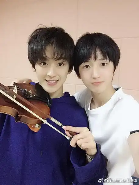 何洛洛严浩翔军训同框