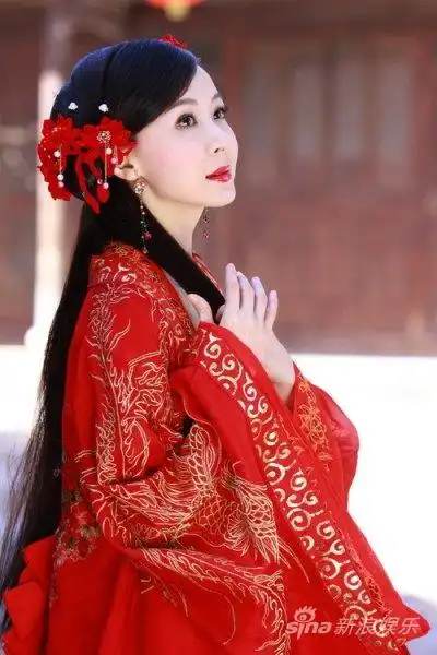 萧蔷《聊斋三》演绎美丽新娘 火红嫁衣引人注目