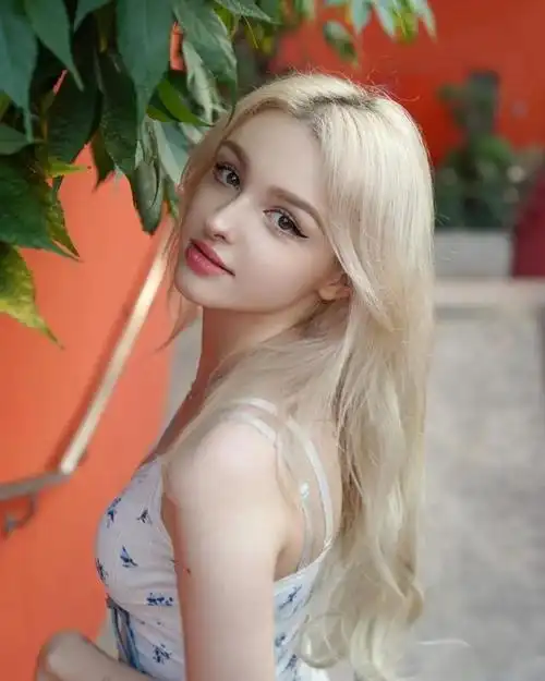 今天介绍的是美女来自乌兹别克斯坦,目前定居韩国,ins上id为elina_4