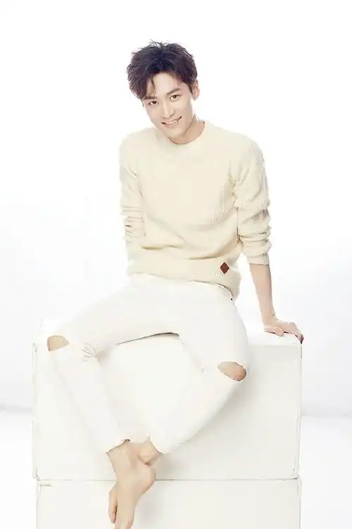 茅子俊最新秋日写真图片