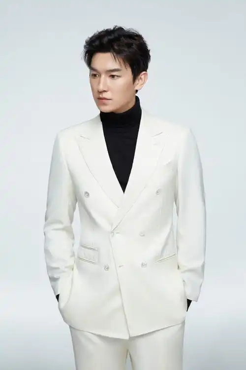 杨旭文生日写真曝光 气质俊朗风度翩翩|白西装|演员_网易订阅