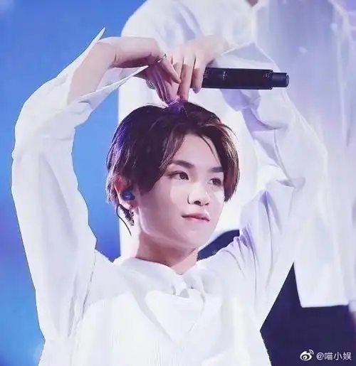 黄明昊花式比心无限发射biubiubiu～nana们快来接收一下#黄明昊#@jj