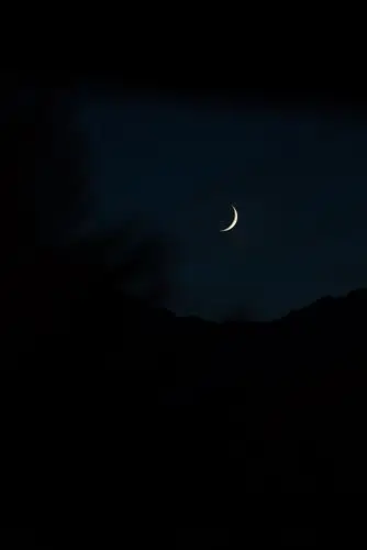 夜空月牙弯弯图片