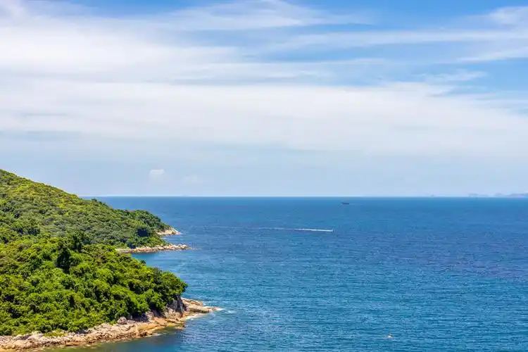 i>夏 /i>日炎炎蓝天白云青山旁的蓝色大海高清摄影