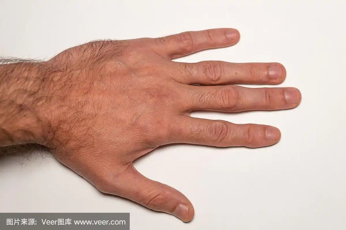 男性多毛的手靠近,俯视图