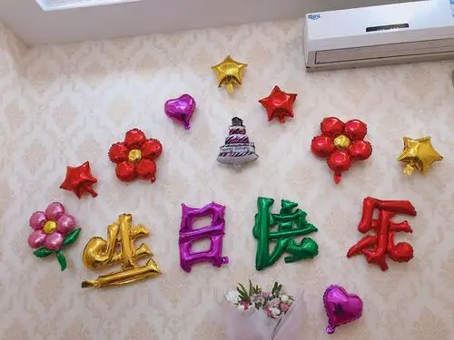 客服部家莉主管与财智部小雨主管用心的布置生日会场哦!