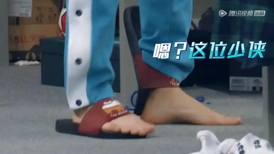 争分多秒的洗漱穿衣时间里大家都手忙脚乱,一贯灵活的王晨艺被拖鞋