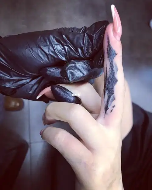 手指纹身
