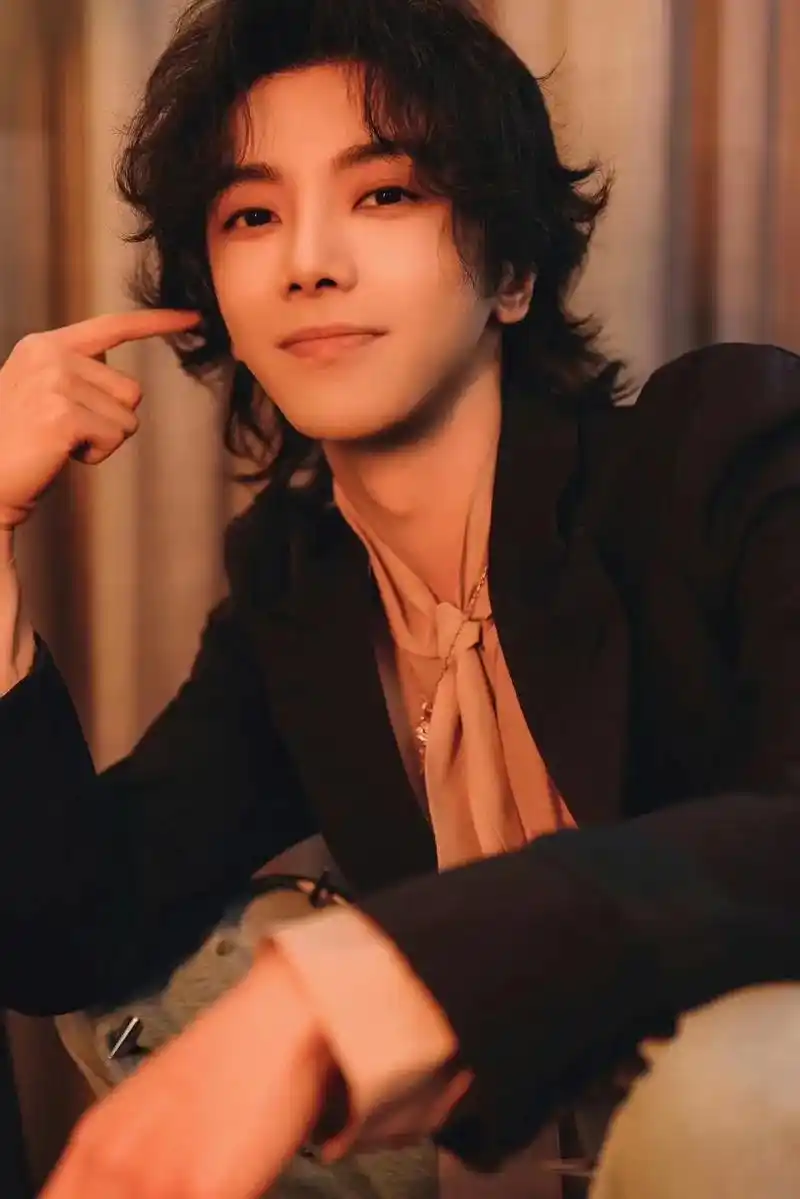 哪个火星人不爱0505.#华晨宇 #西装杀 #完美侧颜杀 # - 抖音