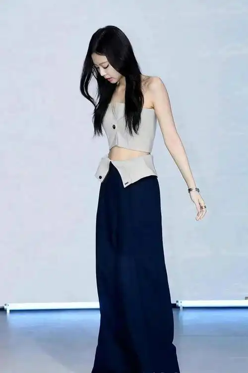 金智妮的身材比例真棒,穿抹胸配高腰裤气场十足,又美又酷|穿搭|乐器|j