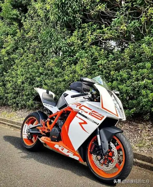 刚拿驾照,朋友推荐了一台0差评的机车-ktmrc8