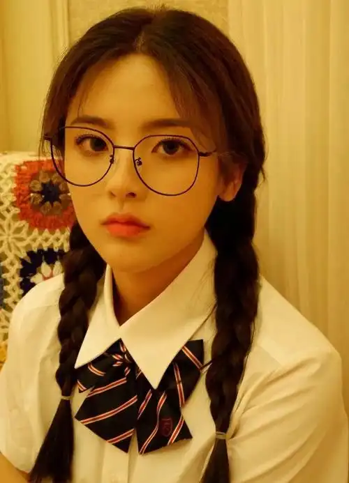 当时杨超越没有才艺,也没有高学历,更没有身世背景,要想被选中简直难