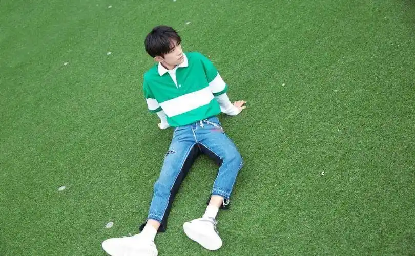 原创易烊千玺写真照曝光穿衬衫配绿色针织衫清新活力似大学校草