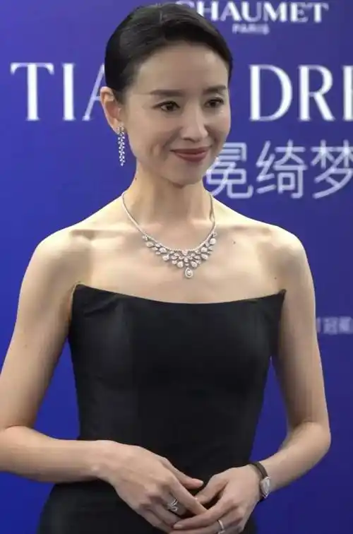 在没有美颜和滤镜的红色照片中,可以看出董洁对自己的身材管理得很好.