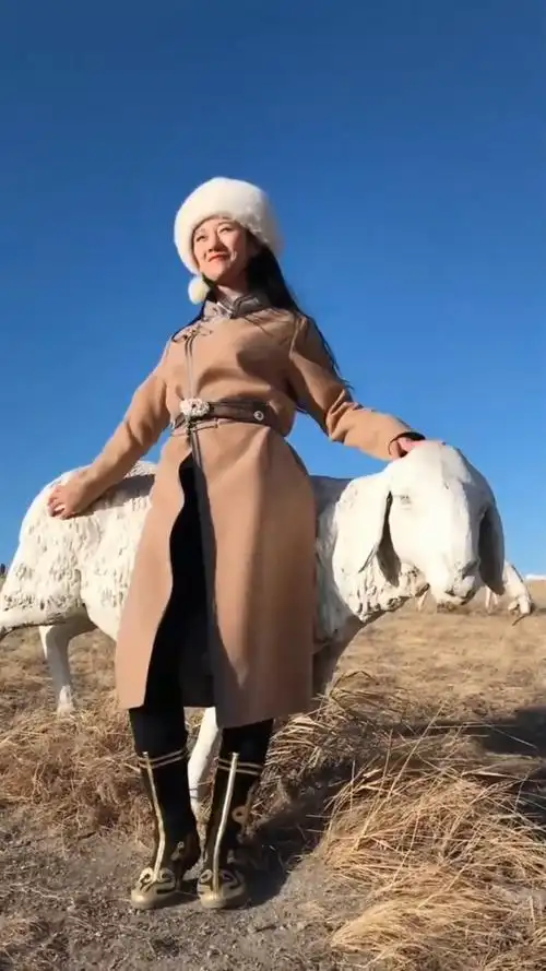 娱乐#这是我们蒙古族的女汉子,草原上的牧羊人,很漂亮吧!