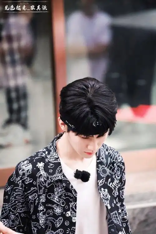 张真源全员加速中上班饭拍9615黑色花衬衫 发带造型清爽帅气少年
