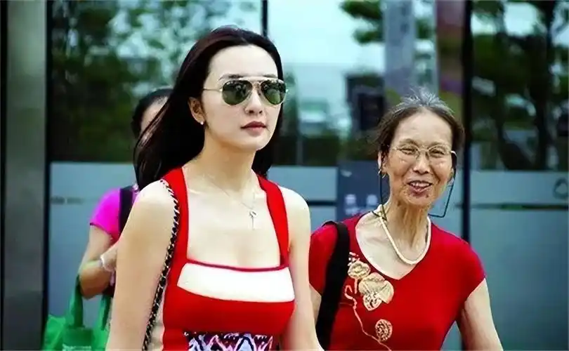 回顾王励勤前任曾相差9岁热恋分手后嫁富豪今37岁身材火辣