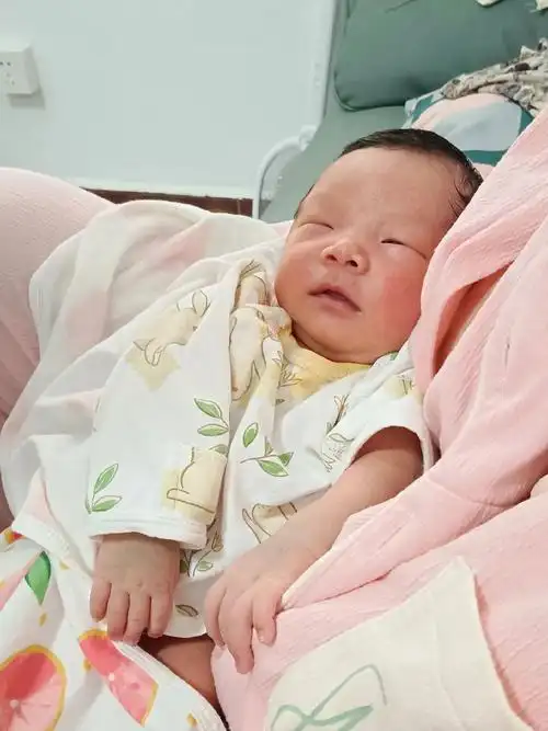 刚刚出生的小宝宝 #最萌新生儿 #人类幼崽恭喜女儿女婿喜得 - 抖音