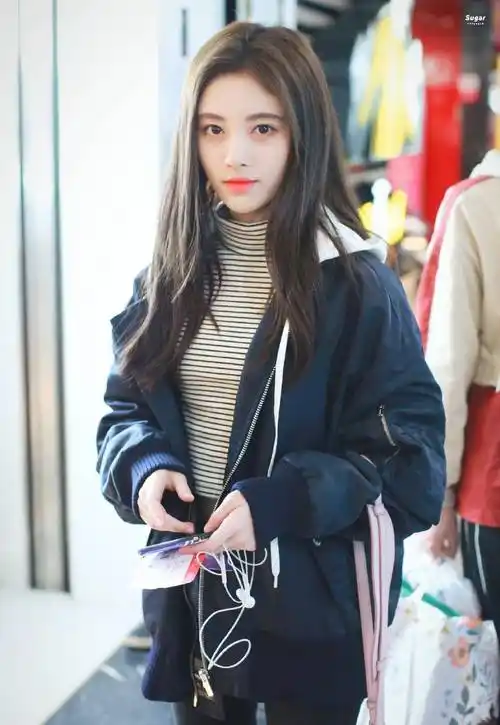 鞠婧祎现身机场,大棉衣配条纹t恤帅气满分,坐姿更是霸气十足_造型