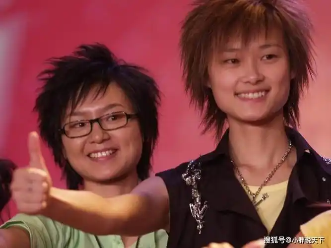 李宇春周笔畅15年后再同框,年龄越大脸越小昔日假小子已变淑女