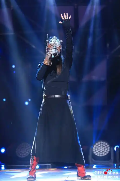 《蒙面歌王》突围赛 徐峥邂逅"最会唱歌导演"(组图)