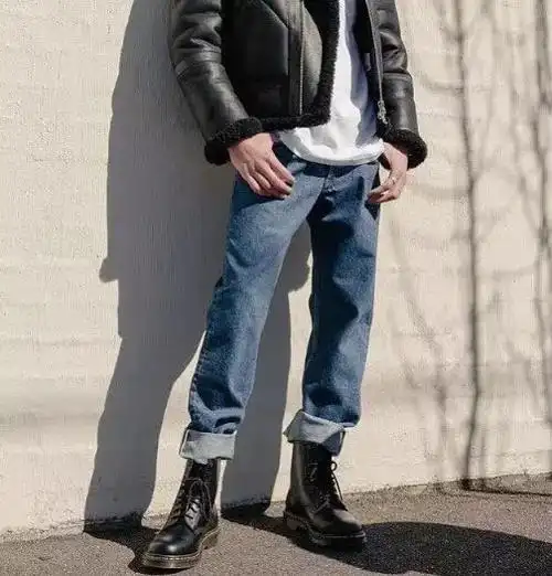 男生马丁靴配什么裤子