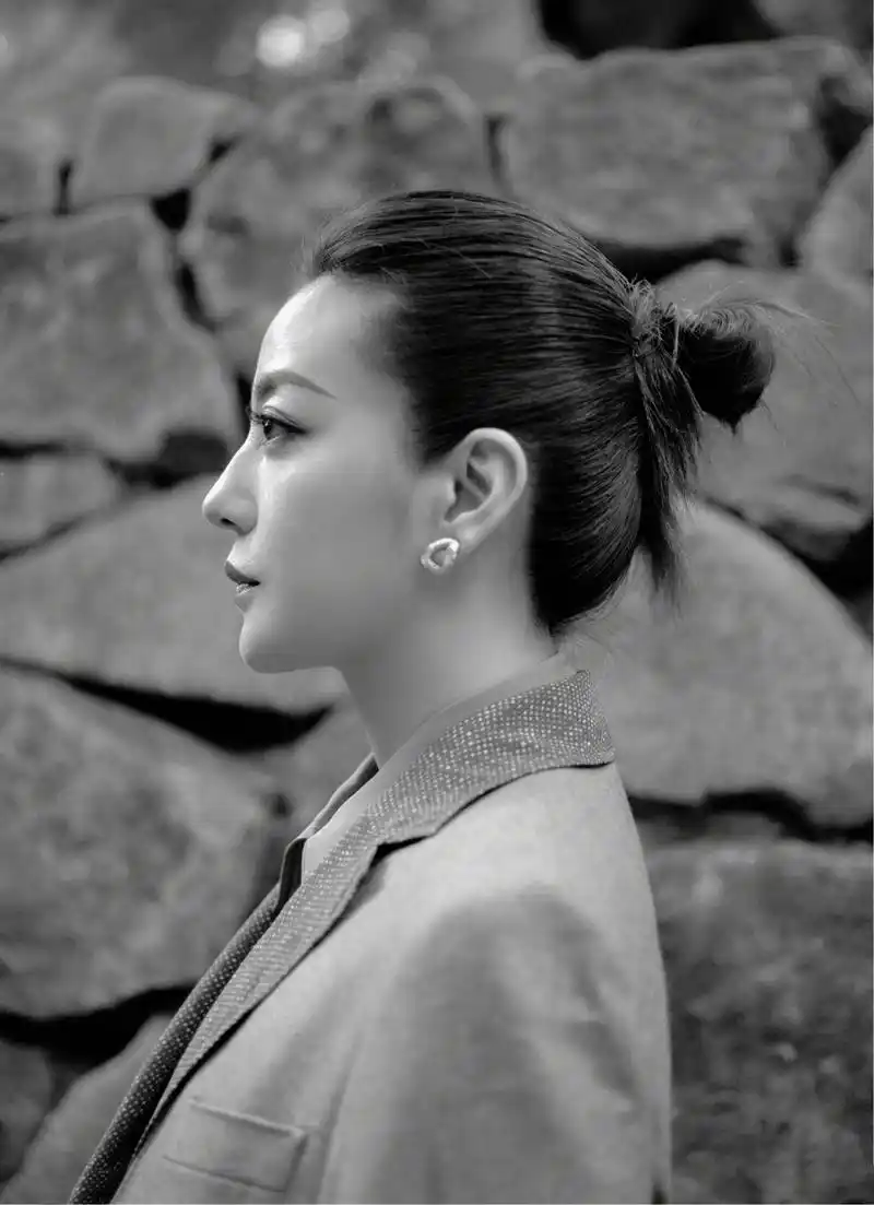 赵薇最新大片释出,演绎百变英伦元素造型,高扎丸子头造型清爽干练.