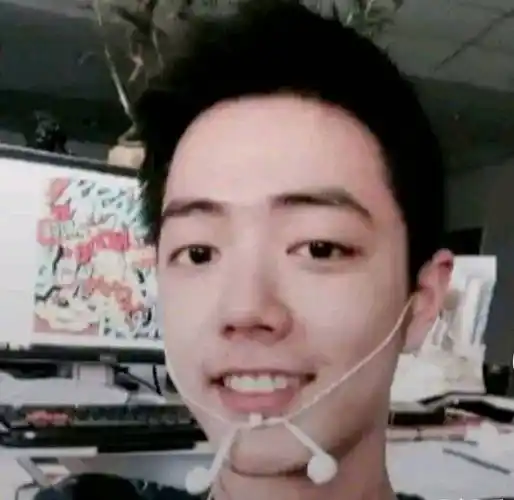 肖战大学照片曝光!给大学女友买钻戒,跟同学聊天被造谣是恋爱