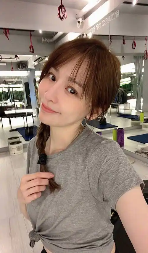 王心凌晒跳床自拍照 扎麻花辫无惧怼脸皮肤状态好-搜狐大视野-搜狐