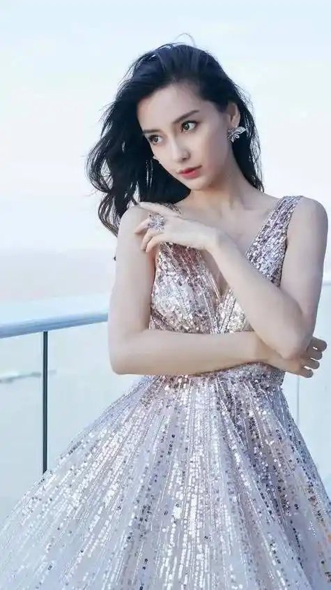 尾声逐渐地,杨颖从一个模特转变为了一位备受瞩目的明星.