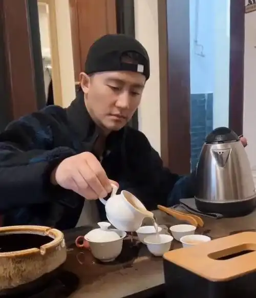 事实证明逐渐销声匿迹的黄轩已经走上男演员的另一条道路