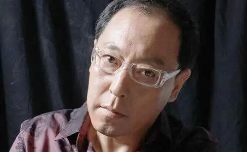 倪大红年轻时竟这么帅?看完他的旧照后,网友:太像吴彦祖了!