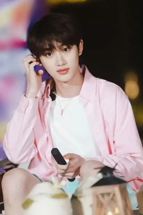 丁程鑫今日花絮照送达湿发发带造型的帅气小丁上线运动风男孩