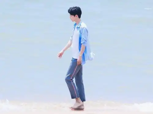 邓伦和肖战同样穿蓝衬衫各有各的范儿