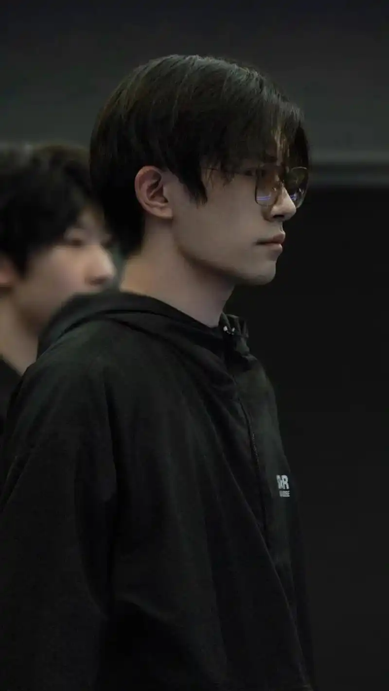 易烊千玺绝美镜头 #完美侧颜杀 #超酷 好事总会发生在下个