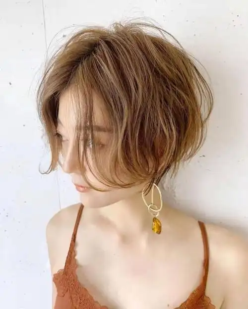 就是给经典的波波头融入流行时尚元素,针对发根和发梢进行烫发处理,再