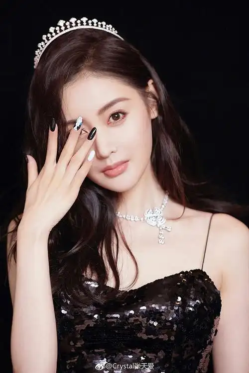 组图舔屏张天爱穿亮片吊带裙秀蜂腰翘臀好身材超诱惑16日张天爱在微博