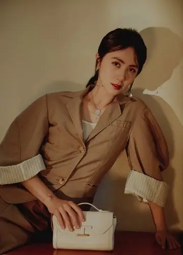 1/ 12 搜狐娱乐讯 9月17日,孙莉在社交平台更新三张休闲照,照片中她身