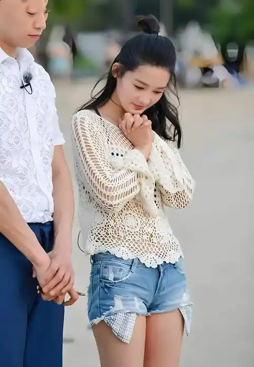 原创李沁的身材有多撩看她蹲在沙滩上的样子网友太美了