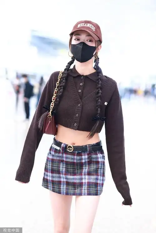 吴谨言双麻花辫造型出行 穿超短裙辣妹装身材纤细吸睛十足_影视资讯网