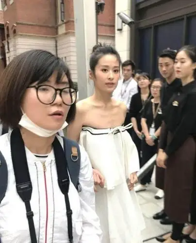 女明星太瘦真的好看吗?看了路人拍的照片,你还羡慕她们的身材吗