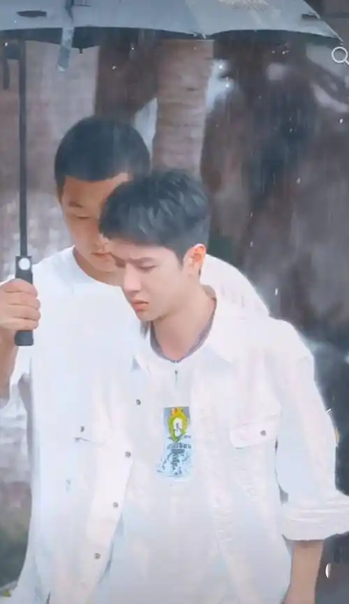 王一博开始录制天天向上穿白色外套太阳光眉头紧皱心情不佳